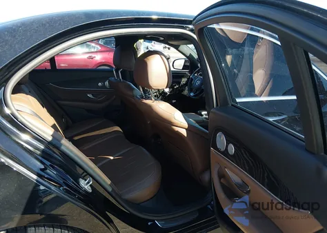 2017 Mercedes-Benz E 300 4Matic z USA, uszkodzony, nr VIN WDDZF4KB6HA135541